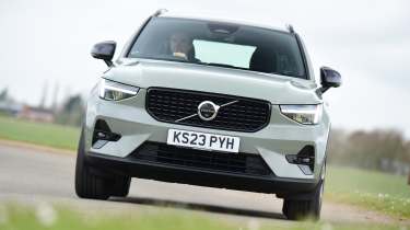 Volvo XC40 - front cornering